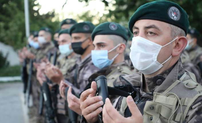 Erzincan İl Emniyet Müdürlüğü bünyesindeki Özel Harekât polisleri dualar eşliğinde