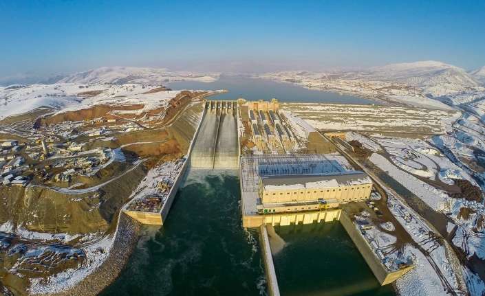 İlkbaharla birlikte doğanın yeşerdiği Erzincan’da dağlarının yüksek kesimlerindeki karın erimesi