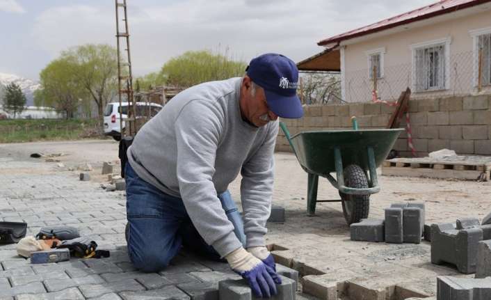 Erzincan’da kilit parke taşı ile kaplanmış sokaklarda bozulan ve deforme