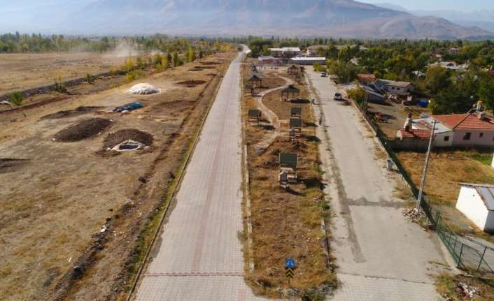 Erzincan Belediyesi Park ve Bahçeler Müdürlüğü park alanlarında çalışmalarını devam