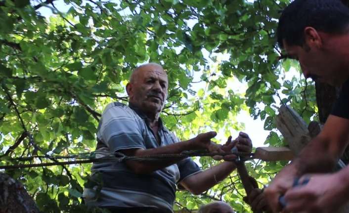 Erzincan’da parmağını çelik tele sıkıştıran vatandaşın yardımına itfaiye ekipleri koştu.