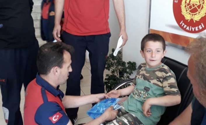 Erzincan’da 10 yaşındaki çocuğun parmağına sıkışan yüzük, itfaiye ekipleri tarafından