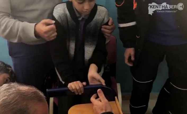 Erzincan'da, parmağı okul sırasına sıkışan çocuk için AFAD ekipleri seferber