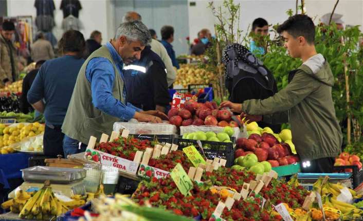 Erzincan’da kurulan semt pazarlarında satılan sebze ve meyvelerin fiyatlarındaki düşüş