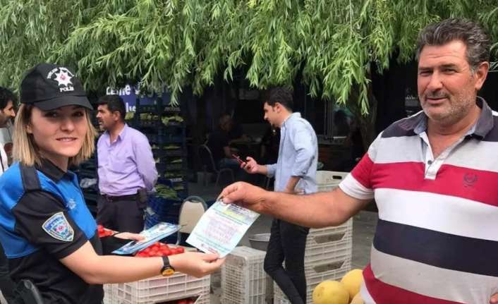 Erzincan’da polis ekipleri, semt pazarında kadınlara aile içi şiddet ve