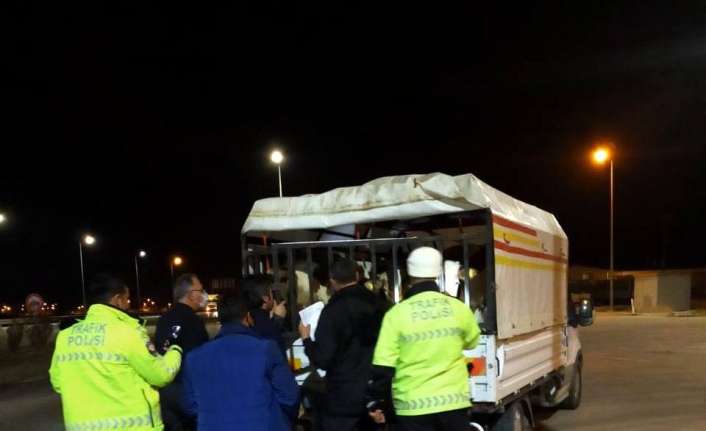 Erzincan’da gece saatlerinde yol uygulaması yapan polisin ‘dur’ ikazına uymayarak