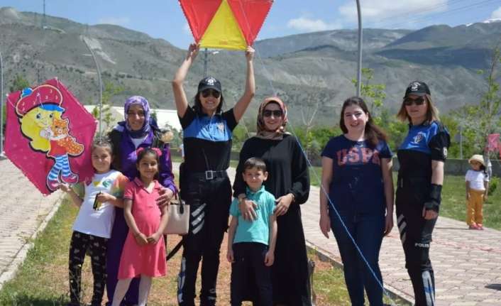 Erzincan İl Emniyet Müdürlüğü ekipleri tarafından çocuklara yönelik uçurtma şenliği