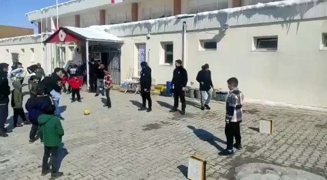 Erzincan Emniyet Müdürlüğünde görevli polisler deprem afeti yaşayan çocuklara bir