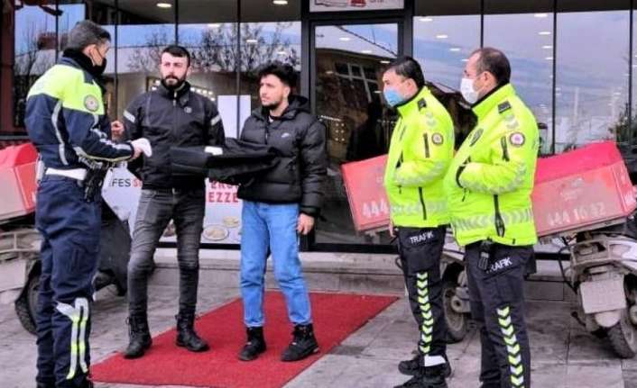 Erzincan’da 	Trafik Tescil ve Denetleme Şube Müdürlüğü tarafından kuryelere kış