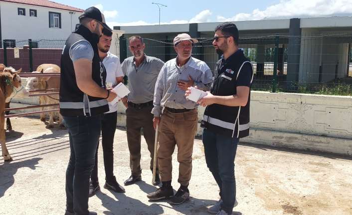 Yaklaşan Kurban Bayramı dolayısıyla Erzincan’da kurulan canlı hayvan pazarında İl