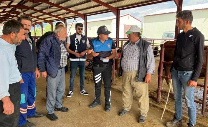 Polisten kurban pazarında sahte para uyarısı Yaklaşan Kurban Bayramı dolayısıyla Erzincan’da kurulan canlı hayvan pazarında İl