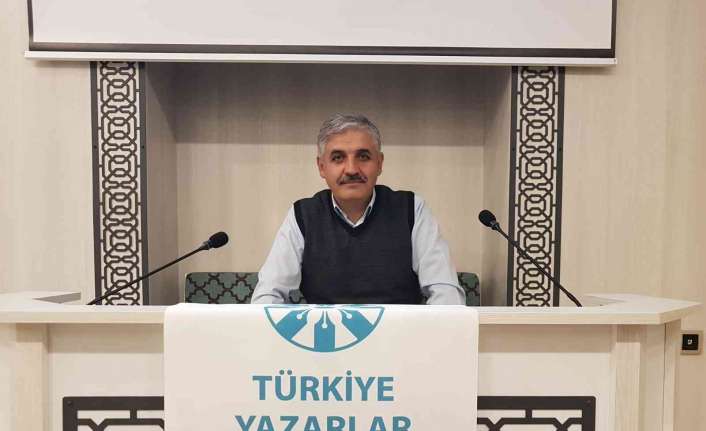 Türkiye Yazarlar Birliği Erzincan Şubesinin programında konuşan Prof. Dr. Ekrem