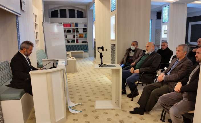 Türkiye Yazarlar Birliği (TYB) programında konuşan Prof. Dr. Nizamettin Parlak,