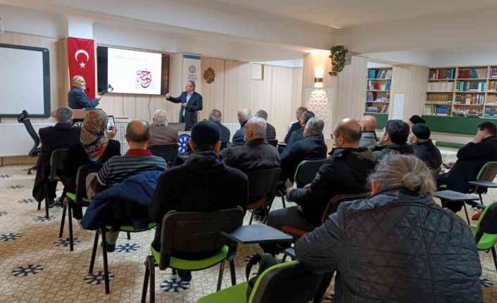 Türkiye Yazarlar Birliği Erzincan Şubesinde konuşan İlahiyat Fakültesi Dekanı Prof.Dr.