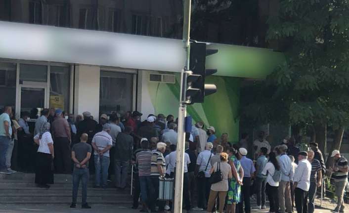 Erzincan’da promosyon almak için bankalara gelenler metrelerce kuyruk oluşturdu.