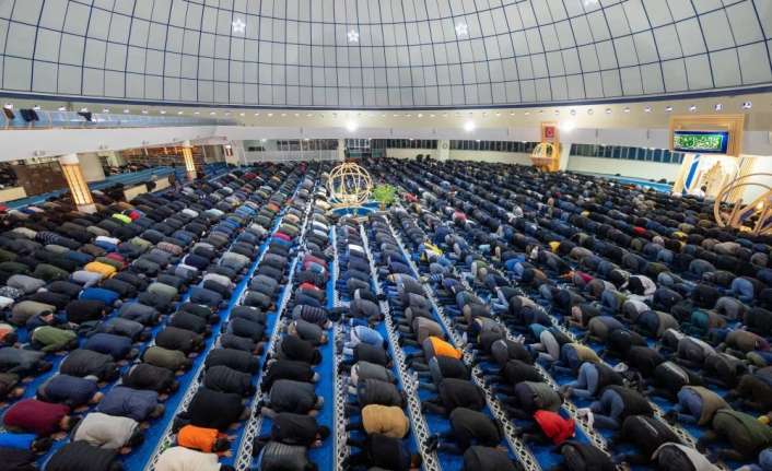 ERZİNCAN’DA RAMAZAN AYININ SON CUMA NAMAZINI KILMAK İSTEYEN VATANDAŞLAR CAMİDE