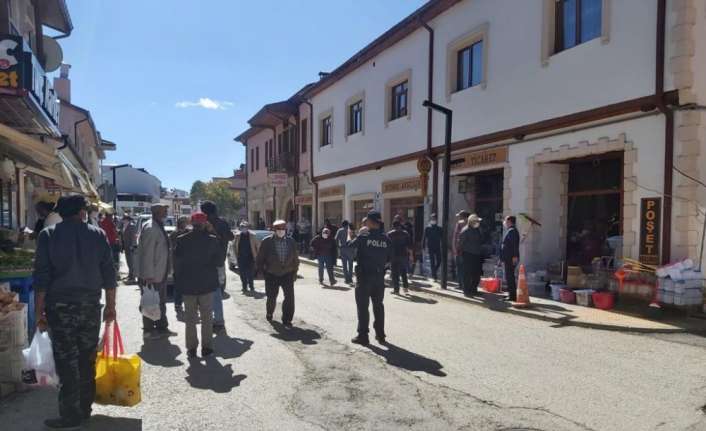 Erzincan’ın Refahiye ilçesinde korona virüs (Covid-19) tedbirleri kapsamında maske, mesafe