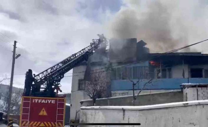 Erzincan’ın Refahiye ilçesinde çıkan yangında bir ev, ahır, samanlık ve