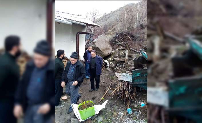 Erzincan’ın Refahiye ilçesine bağlı Sarıbayır köyünde, dağdan yuvarlanan kaya parçası