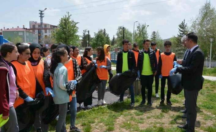 ERZİNCAN’IN REFAHİYE İLÇESİNDE LİSE ÖĞRENCİLERİ FARKINDALIK OLUŞTURMA ADINA ÇEVRE TEMİZLİĞİ
