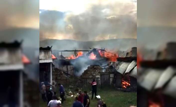 REFAHİYE’DE YILDIRIM DÜŞEN 3 EV 1 AHIR YANDI