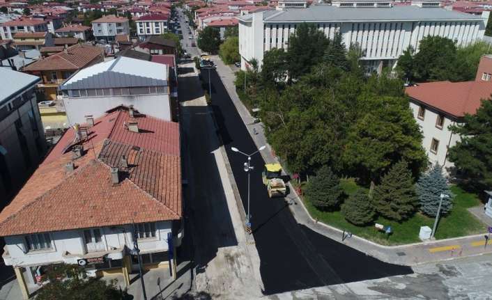 Erzincan Belediyesi yol bakım onarım çalışmalarına devam ediyor.