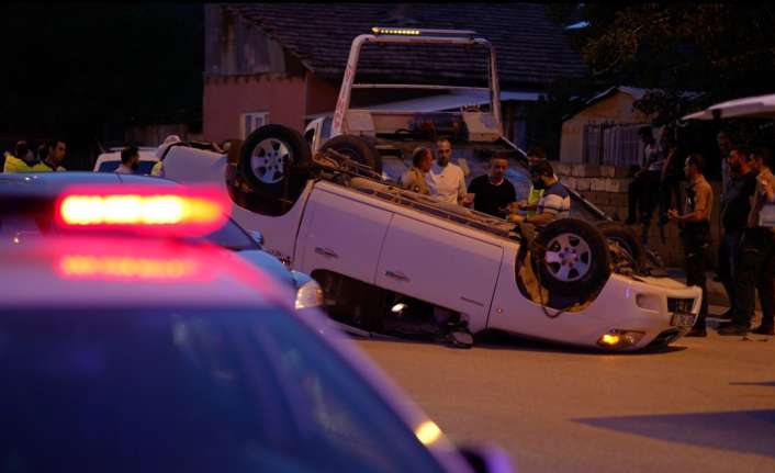 Erzincan’da önce refüje daha sonra park halindeki araca çarpan otomobil