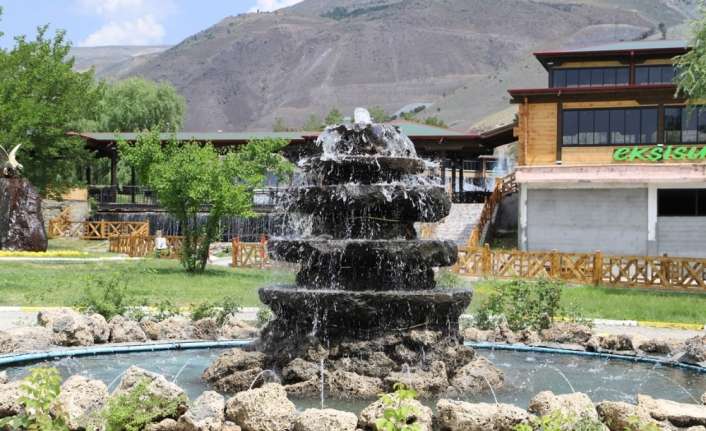 Erzincan Belediyesi Fen İşleri Müdürlüğü ekipleri il genelinde çalışmalarını sürdürüyor.