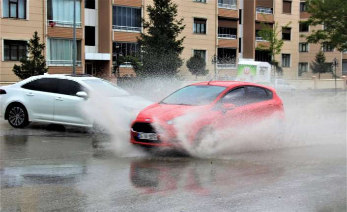 Doğu Anadolu Bölgesi’nde gök gürültülü sağanak yağış bekleniyor.