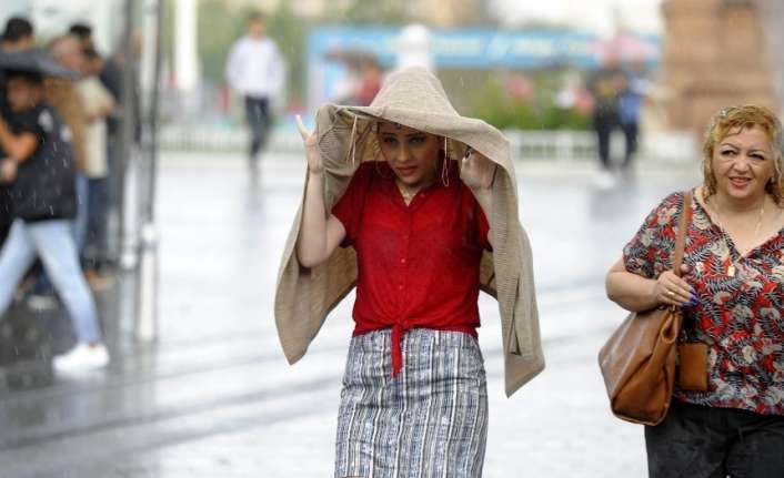 Doğu Anadolu Bölgesinde gök gürültülü sağanak yağış etkisini sürdürüyor.