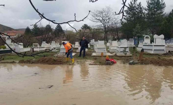 ERZİNCAN’DA ETKİLİ OLAN YAĞIŞLAR ÇAĞLAYAN BELDESİNDE SEL SU BASKINLARINA NEDEN