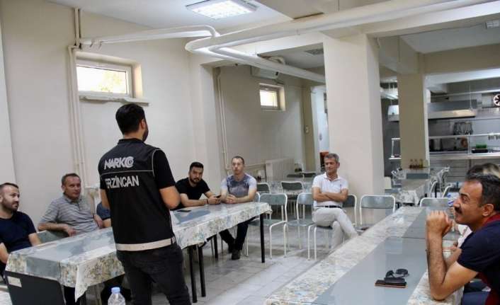 Erzincan’da narkotik polislerince sağlık personeline uyuşturucu ile mücadelede farkındalık eğitimi