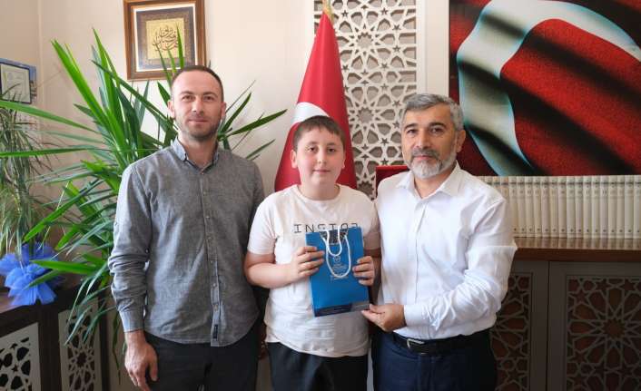 Şampiyon hafızlardan il Müftüsü Gül'e ziyaret Geçmiş günlerde Erzincan'da yapılan Kur'an Kursları Arası Hafızlık Yarışmasında birincilik