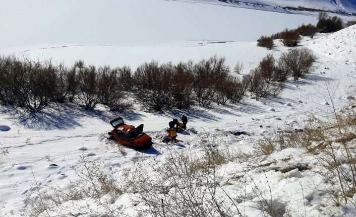 Erzincan’ın Tercan ilçesinde gizli buzlanma oluşan kara yolunda yoldan çıkan