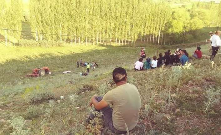 Erzincan’ın Çayırlı ilçesinde şarampole uçan traktörün sürücüsü 19 yaşındaki genç