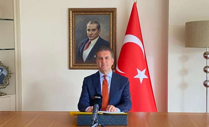 Türkiye Büyük Millet Meclisinde basın açıklaması düzenleyen CHP Erzincan Milletvekili