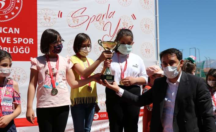 Erzincan’da düzenlenen okullar arası online satranç turnuvasında dereceye giren okullara