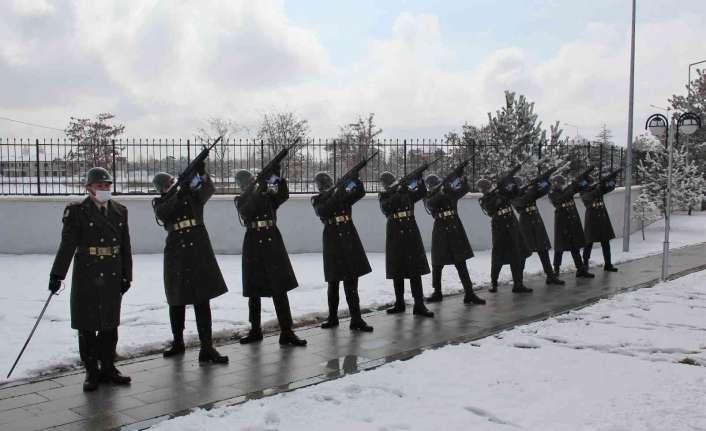 Erzincan’da kar yağışı altında