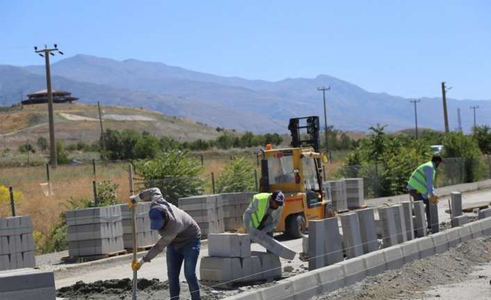 Erzincan Belediyesi Fen İşleri Müdürlüğü ekipleri tarafından şehrin farklı bölgelerinde