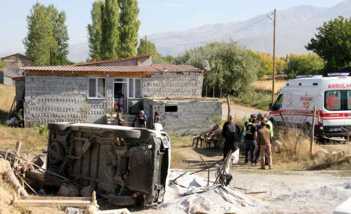 ŞELALEDEN DÖNEN AİLENİN ARACI ŞARAMPOLE UÇTU, 2 KİŞİ YARALANDI
