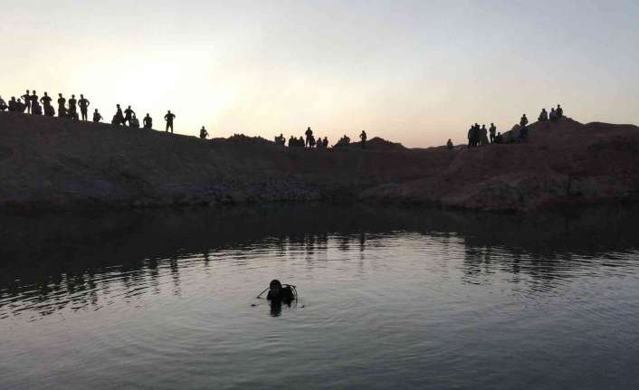 Erzincan’ın İliç ilçesinde serinlemek için Karasu Nehri’ne giren bir kişi