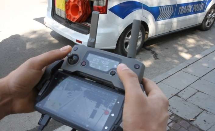 Erzincan kent merkezinde gerçekleştirilen trafik denetimlerinde, hatalı sürücüler drone’dan kaçamadı.