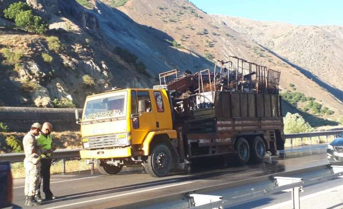 Erzincan’da seyir halindeki kamyonun kasasında bulunan hurda malzemeler yandı. Yangın