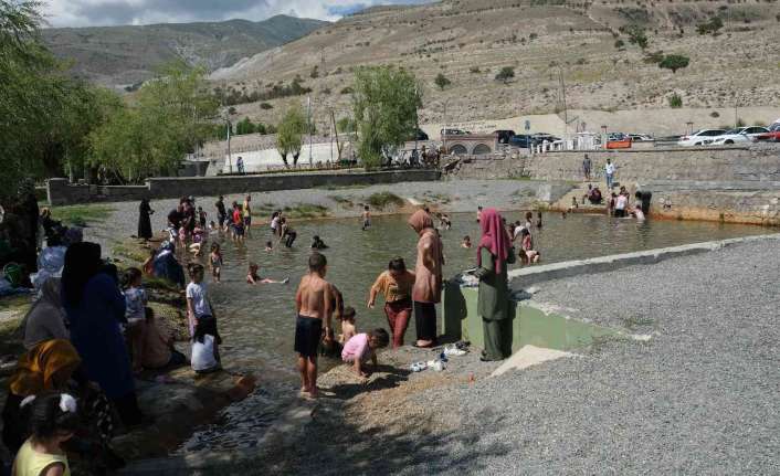 Erzincan’da aşırı sıcaklardan bunalan vatandaşlar Ekşisu Mesire Alanı’na akın etti.