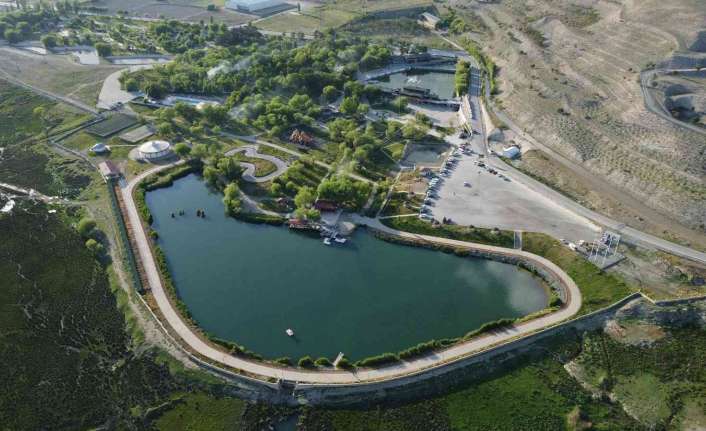 Erzincan merkeze 14 kilometre uzaklıkta bulunan Ekşisu Mesire Alanı, sıcak