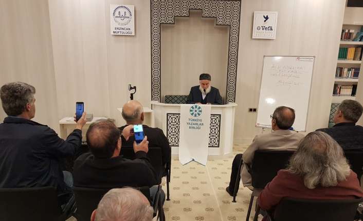 Türkiye Yazarlar Birliği (TYB) Erzincan Şubesinin programında konuşan Aşık Nurhani