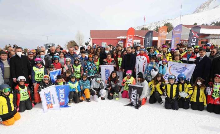 Erzincan’da gerçekleşen snowboard yarışlarında