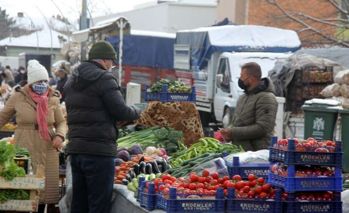 Erzincan’da etkili olan soğuk havalar semt pazarlarını da etkiliyor. Esnaf,