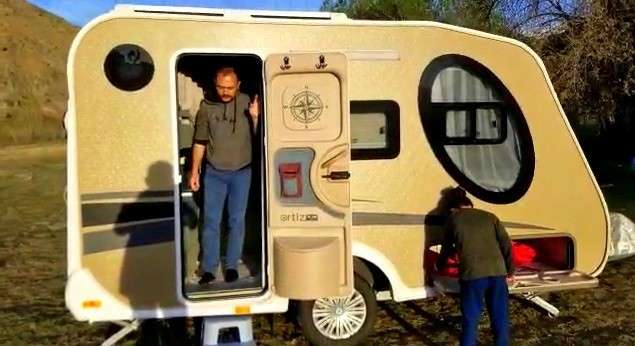 Erzincan’da öğretmen çift, korona virüs salgınıyla birlikte sokağa çıkma kısıtlamalarının