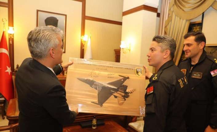 SOLOTÜRK F-16 Gösteri ekibi, Erzincan Valisi Mehmet Makas’ı ziyaret etti.